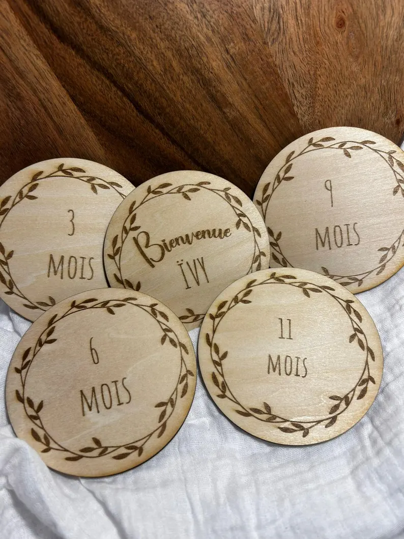 Cartes étapes bébé en bois rondes – 1 à 12 mois + carte bienvenue personnalisée