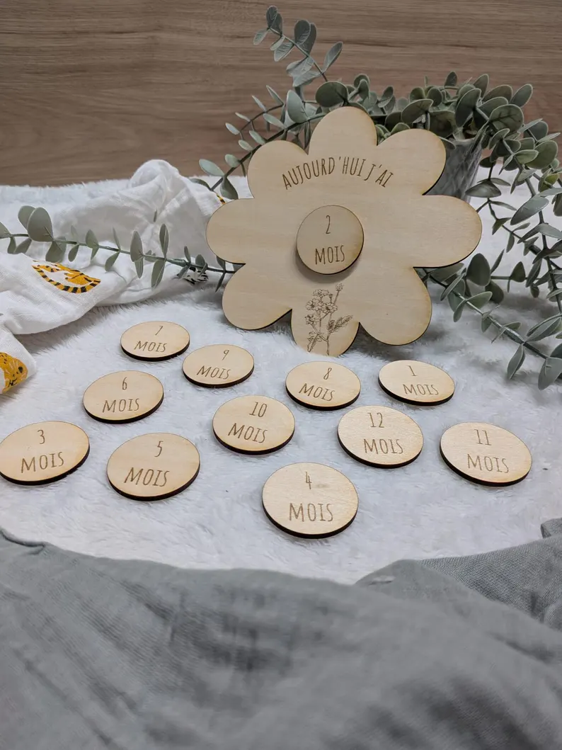 Plaque étapes bébé en bois fleur -  Carte milestone 1 mois à 5 ans