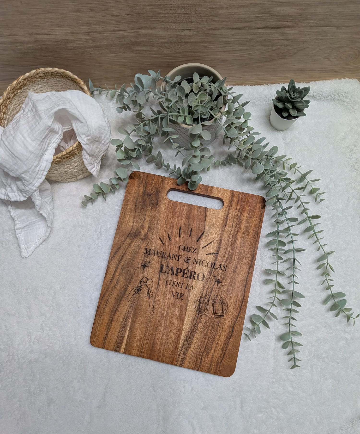 Planche apéro personnalisée en bois